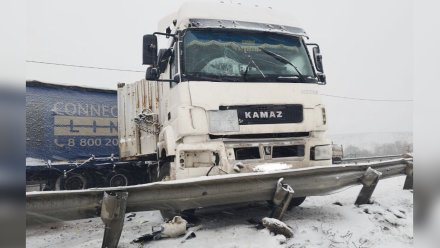 ДТП с двумя КамАЗами стало причиной ограничения движения на воронежском участке М-4 «Дон»