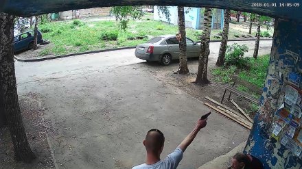 Во дворе воронежской многоэтажки мужчина устроил стрельбу из пистолета