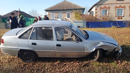 Легковой автомобиль врезался в дерево в Воронежской области: водитель погиб