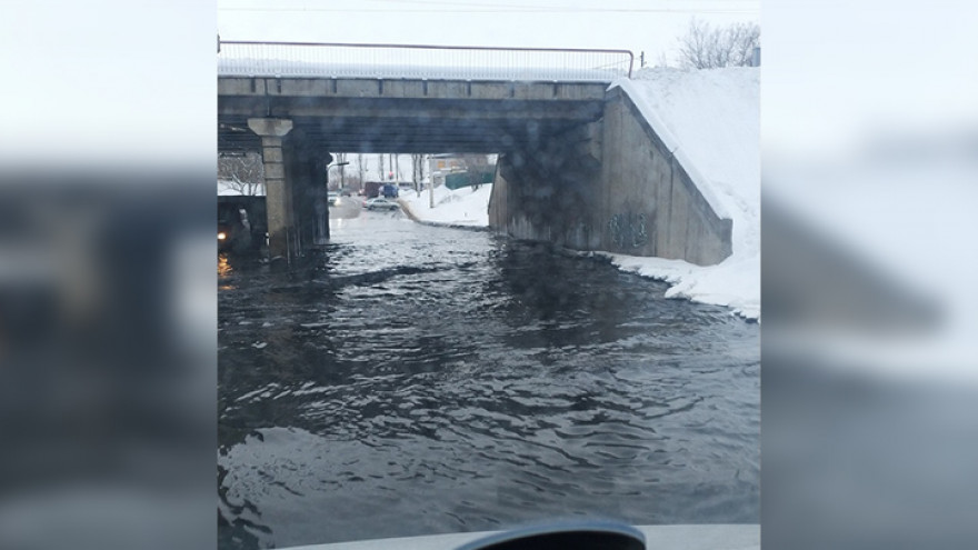 В Воронеже дорога ушла под воду из-за засора в канализации
