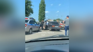 В Воронежской области девушку оштрафовали на 50 тысяч за попытку задушить полицейского