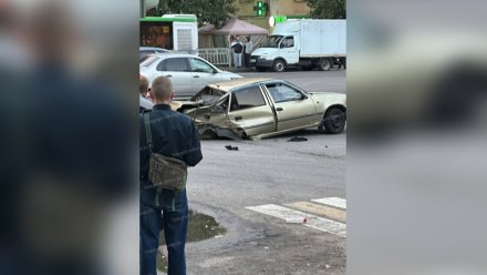 Автомобиль разворотило на части после ДТП на Ленинском проспекте в Воронеже