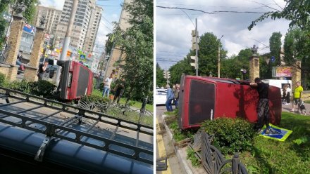 ВАЗ вылетел на пешеходный бульвар в центре Воронежа и опрокинулся