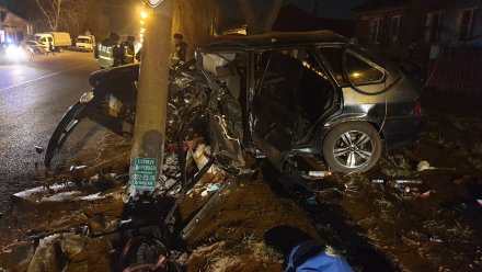 В Воронеже водитель ВАЗа на скорости влетел в столб и чудом остался жив