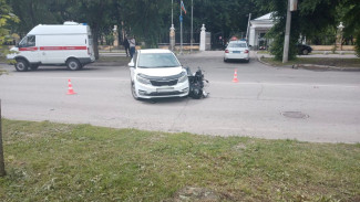 В Воронеже водитель мопеда попал в больницу после аварии с Kia Rio