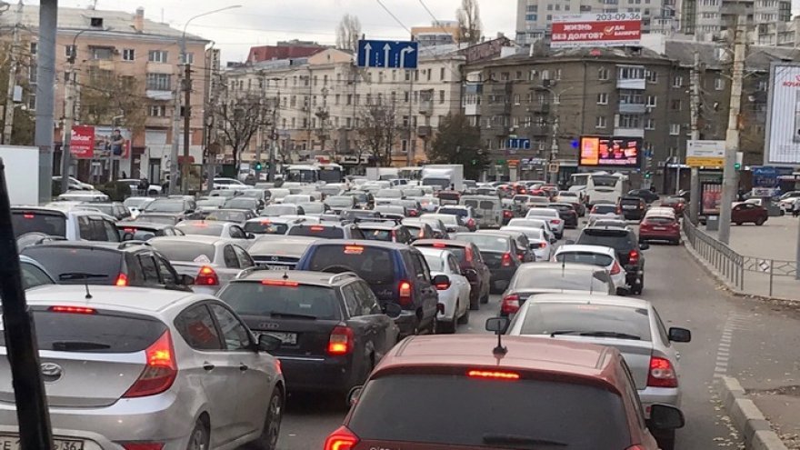 Воронежцы встретили утро в 7-километровой пробке