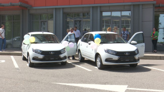 Пострадавшим на производстве воронежцам подарили автомобили