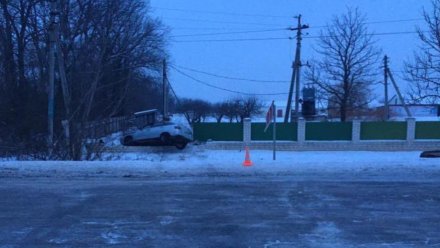 В Воронежской области пьяный парень на ВАЗе сбил дорожный знак и въехал в забор