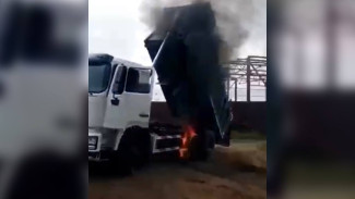 Появилось видео полыхающего под Воронежем самосвала с погибшим водителем 