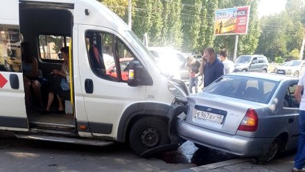 В массовом ДТП с маршруткой в Воронеже пострадали 3 пассажирки