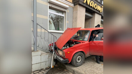 В Воронеже «семёрка» сбила пешехода и врезалась в свадебный салон
