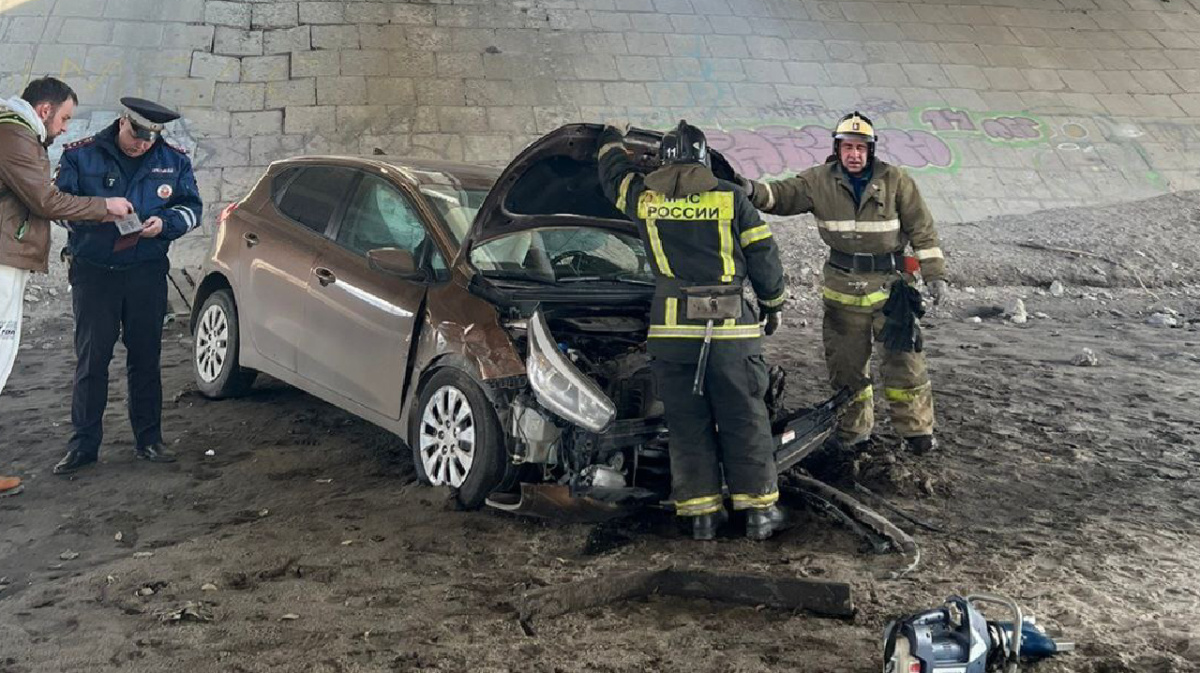 В Воронеже ДТП с упавшей с Северного моста легковушкой спровоцировало  серьёзную пробку – Новости Воронежа и Воронежской области – Вести Воронеж