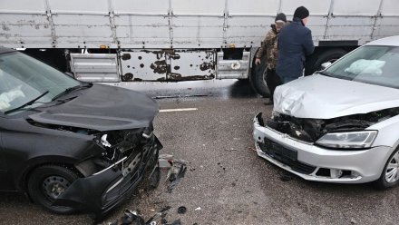 Водитель фуры спровоцировал двойное ДТП в Левобережном районе Воронежа