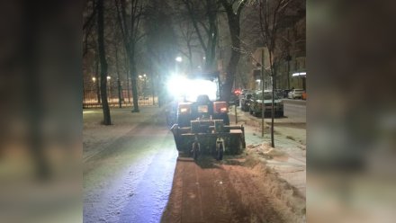 Улицы Воронежа начали обрабатывать пескосмесью во время снегопада