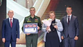 Семье погибшего на СВО воронежского силовика вручили ключи от автомобиля