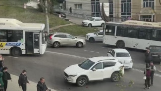Массовое ДТП с двумя автобусами перекрыло дорогу в Воронеже
