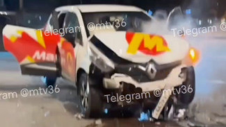 «Такси всмятку». Воронежцы сняли на видео аварию у Петровского пассажа