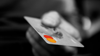 Житель Курска закупился в воронежской «Пятёрочке» на 10 тысяч с украденной карты