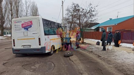 В Воронеже маршрутка потеряла колесо из-за ямы на дороге