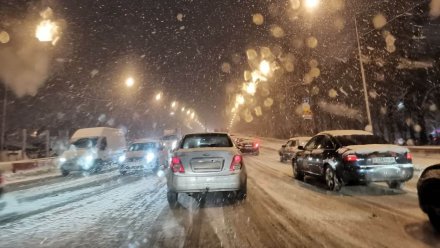 Воронеж из-за мощного снегопада сковали 10-балльные пробки