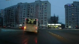 В Воронеже переполненная маршрутка промчалась по встречке на красный свет: появилось видео