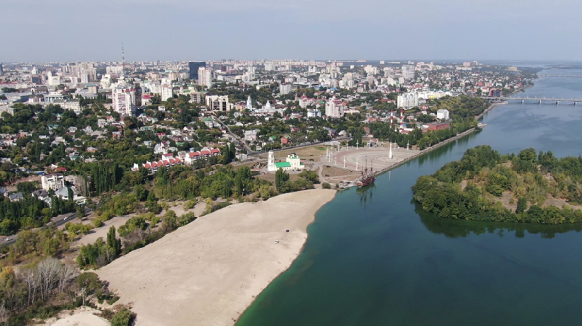 Огромный ресурс. Петровская набережная Воронеж песок. Петровский остров Воронеж фото сверху.