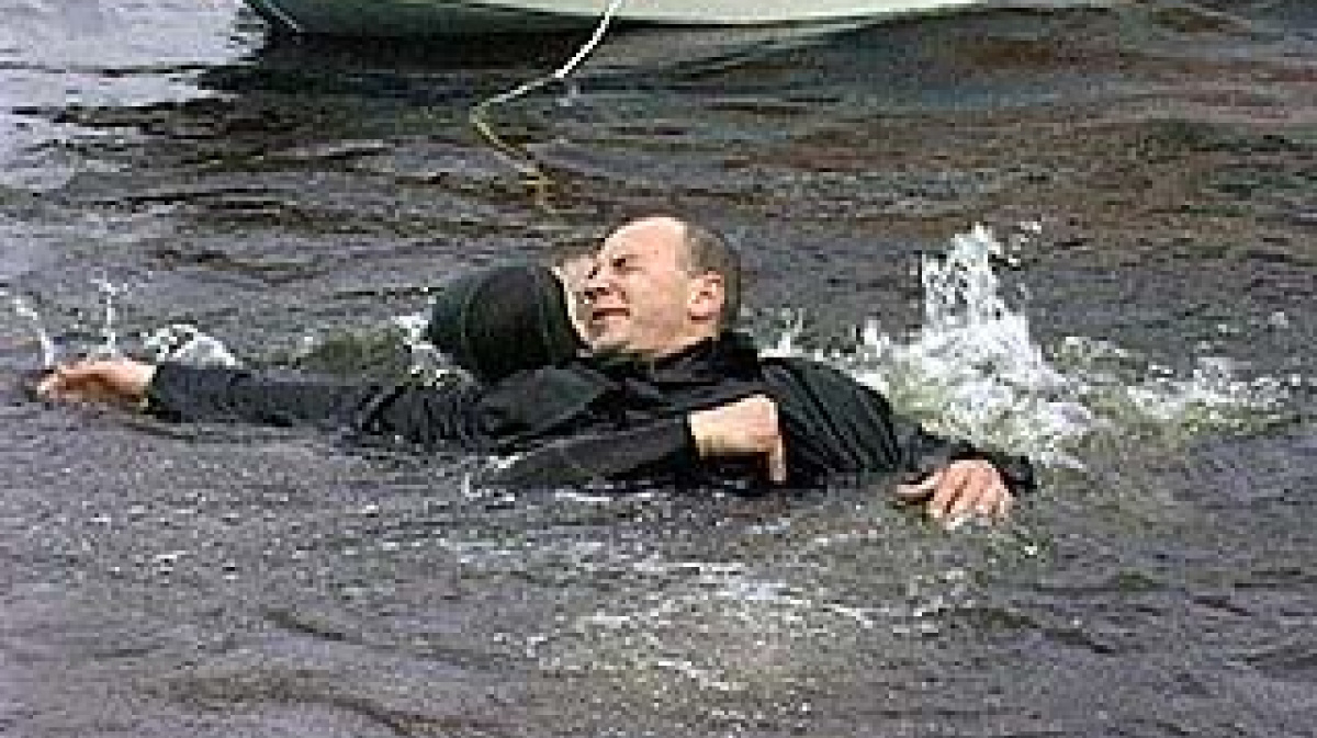 Русалка эстетика. Один топит другого. Один топит другого. Рука под водой. Один топит другого.