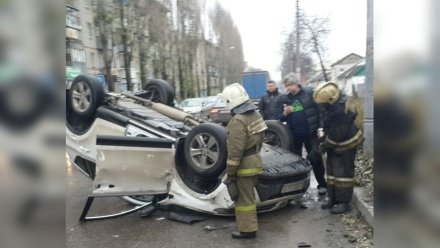 Иномарка опрокинулась на крышу посреди улицы в воронежском райцентре: есть пострадавший 