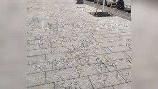 Вандалы изуродовали новую тротуарную плитку на главной улице Воронежа