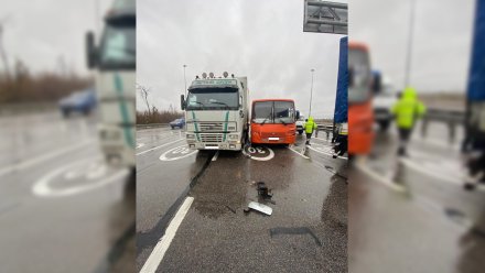 Автобус столкнулся с двумя фурами в Воронежской области