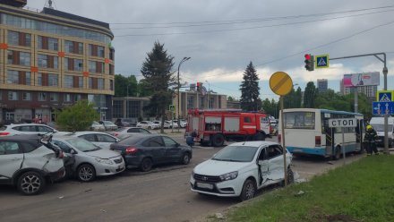 У Центрального парка в Воронеже столкнулись маршрутка и 6 машин