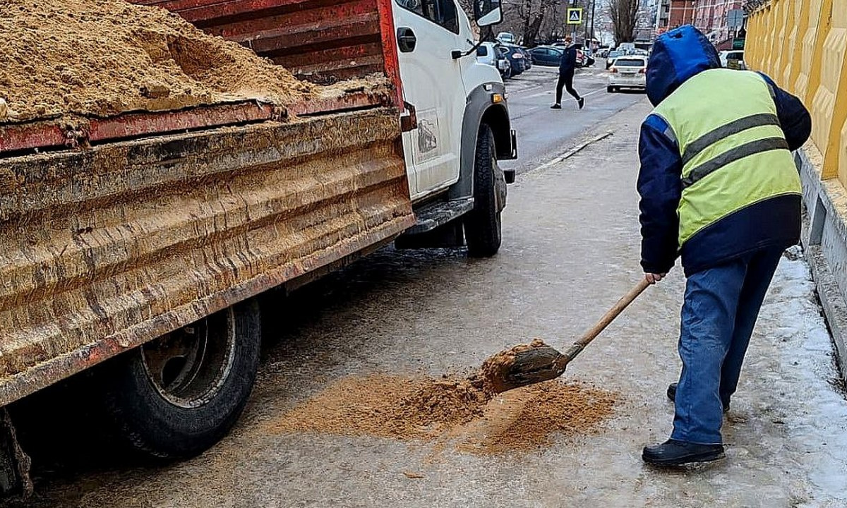 Воронежские дорожники продолжают борьбу со скользкими улицами – Новости  Воронежа и Воронежской области – Вести Воронеж