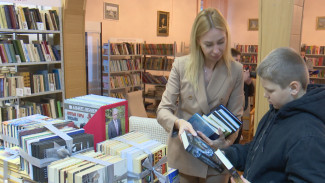 Воронежский депутат подарила ребёнку из Харьковской области набор книг