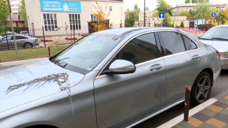 Люксовый Mercedes облили кислотой во дворе жилкомплекса в центре Воронежа