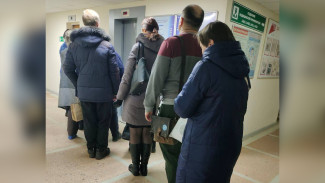 Воронежцы пожаловались на очереди к лифту в поликлинике №4