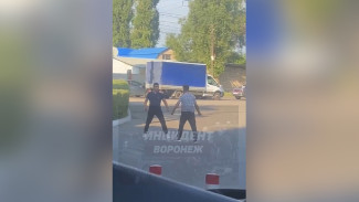 Сбитый внедорожником воронежец попытался порезать водителя ножом в начале конфликта