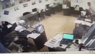 Появилось видео изнутри пострадавшего офиса в момент падения БПЛА в центре Воронежа