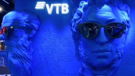 ВТБ превратил стенд на ПМЭФ в арт-инсталляцию с гигантскими головами классиков