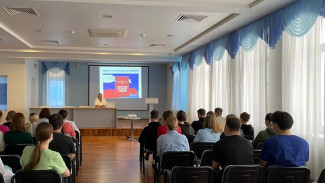 Депутаты Воронежской облдумы провели патриотические уроки к 30-летию Конституции РФ