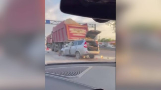 Легковушка протаранила КамАЗ на трассе под Воронежем: появилось видео