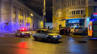 В центре Воронежа легковушка сбила мужчину на электросамокате