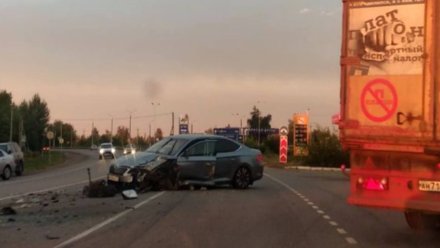 Одна женщина погибла и две пострадали в лобовом столкновении легковушек под Воронежем