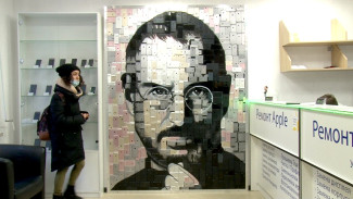 Воронежский художник из 500 айфонов создал портрет Стива Джобса