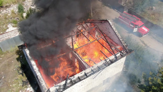 В воронежском микрорайоне сгорел строящийся двухэтажный дом