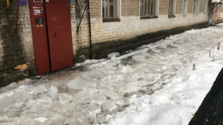 Воронежцы пожаловались на упавшие с крыши ледяные глыбы в центре города