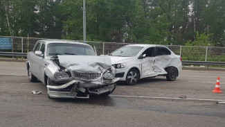 Двух раненых мужчин увезли в больницу с места ДТП на встречке в Воронеже 