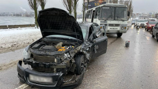 Молодая автомобилистка пострадала в массовом ДТП с автобусом в Воронеже