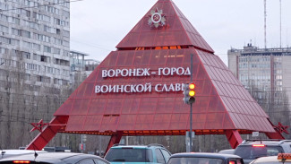 Стекло на пирамиде у памятника Славы в Воронеже осталось треснувшим