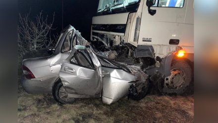 В Воронежской области автомобилистка погибла в раздавленной грузовиком легковушке