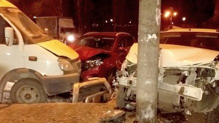 В Воронеже иномарка после массового ДТП врезалась в столб